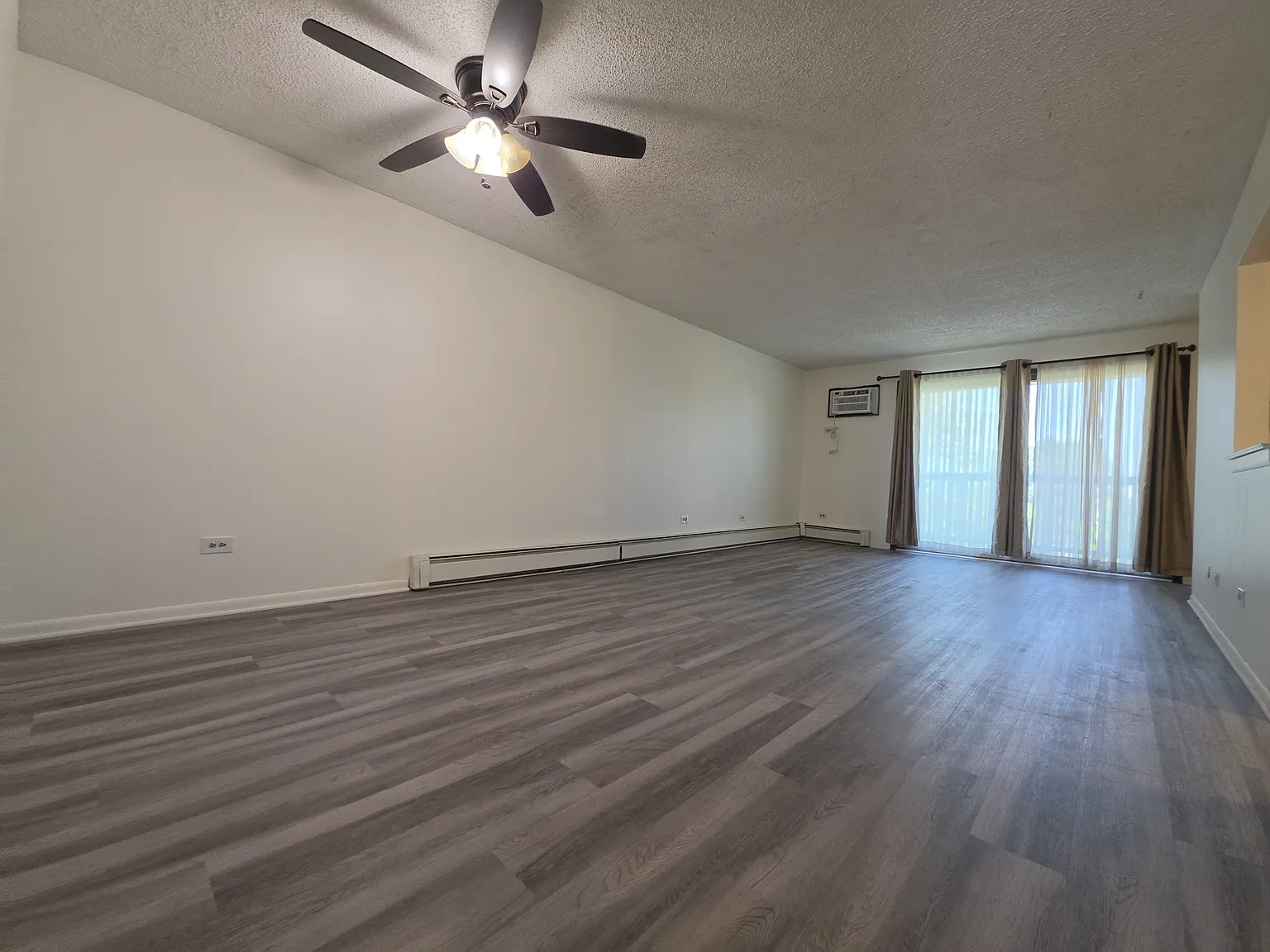 2 bed, 1.5 bath, 890 sqft, $1,700 — Photo 2