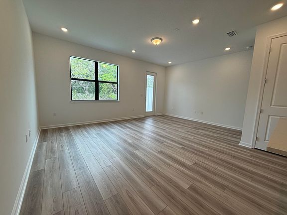 4th image of 275 SW Sally Way
