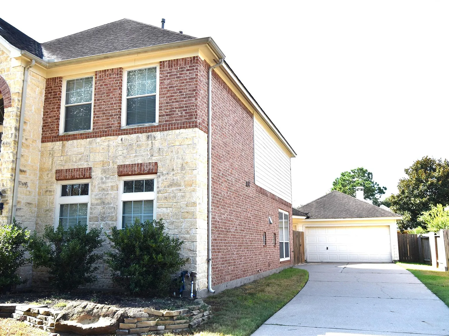 5 bed, 3.5 bath, 3355 sqft, $2,500 — Photo 2