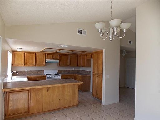 2nd image of 716 W Avenue H2