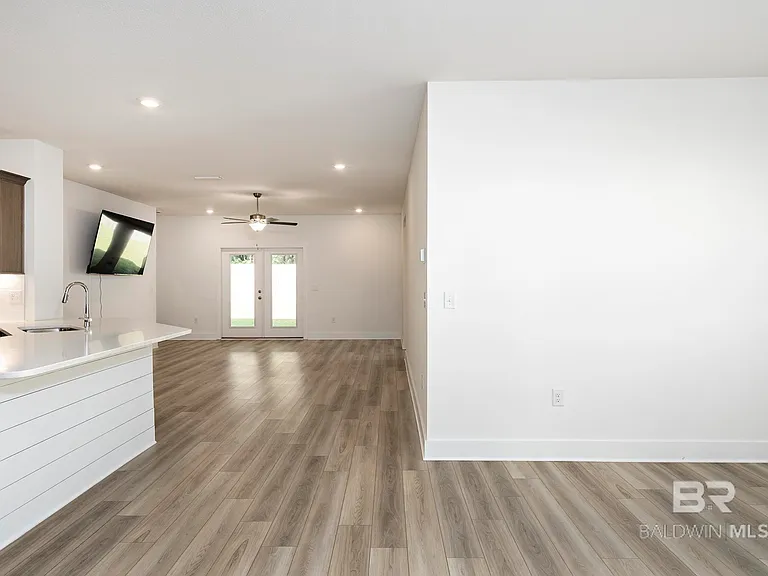 231 Bronze St — Photo 14