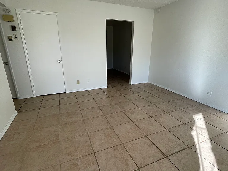 500 E Date St #8 — Photo 5