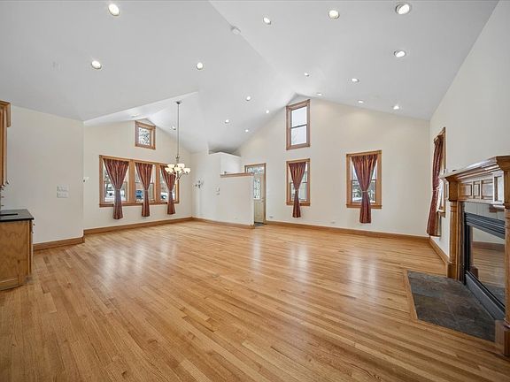 4th image of 215 E Pine Ave