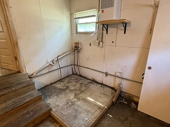 laundry hook up and dehumidifier