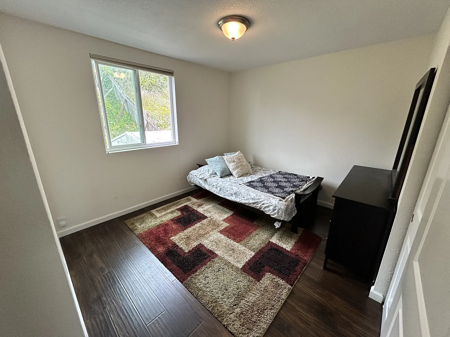 3 bed, 650 sqft, $1,200 — Photo 2