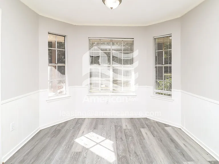 1418886_005_dining_room_14086272.jpg