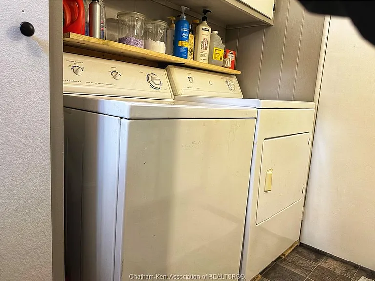 104 Essex Ct — Photo 23