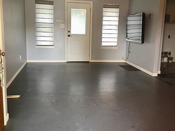 3rd image of 513 E Antonio St