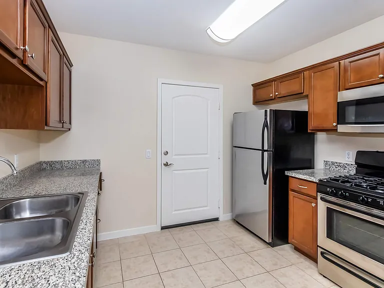 Vineyards at Palm Desert Apartment Homes — Photo 42
