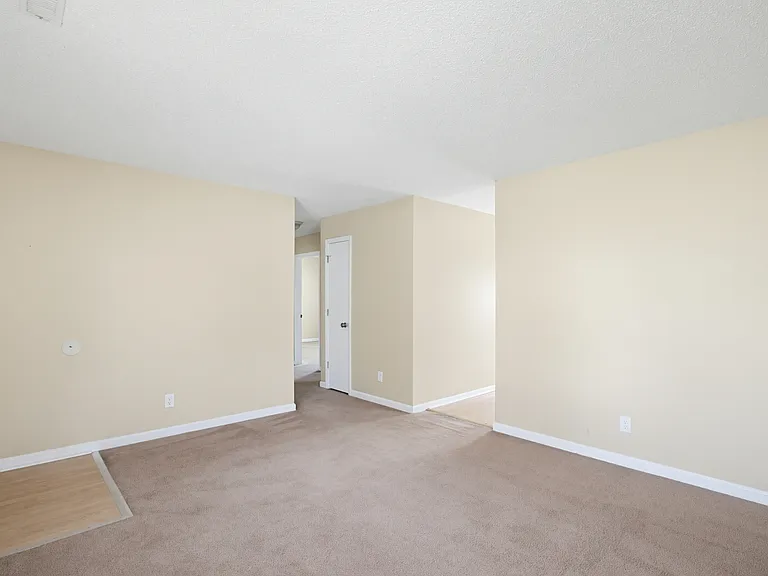 210 E McCulloch St — Photo 7