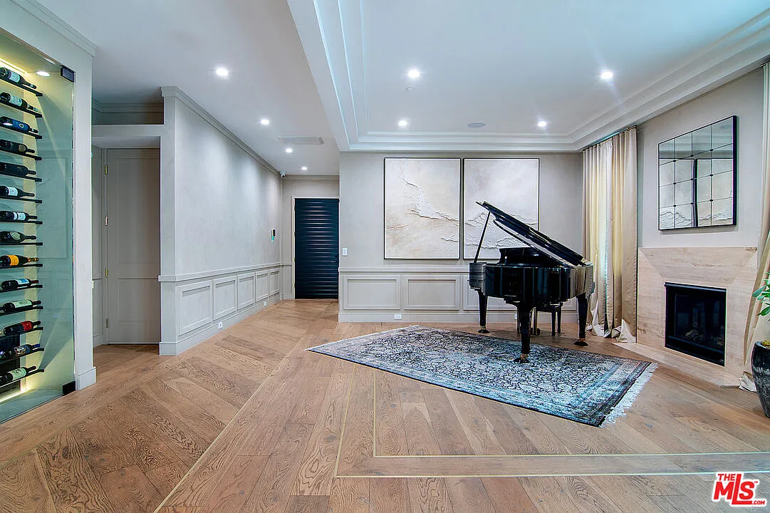 5 bed, 7.0 bath, 6500 sqft, $25,999 — Photo 3