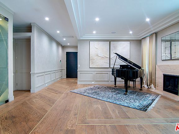 3rd image of 418 N Poinsettia Pl