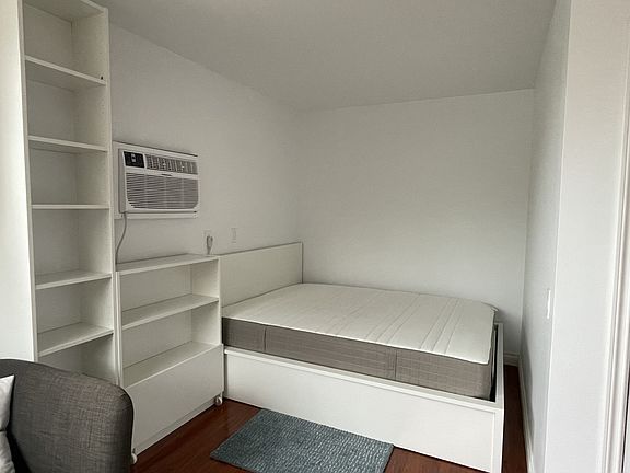 3rd image of 2476 La Marque St