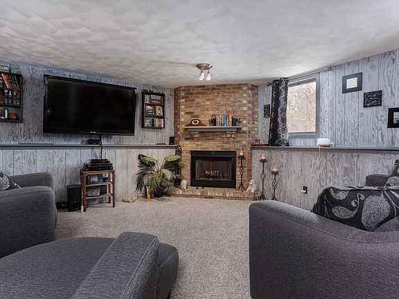 2nd image of 303 Atlantic Dr NE