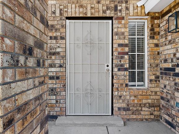 3rd image of 6915 Eastford Pl NW