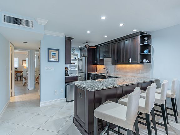 3rd image of 2100 Gulf Shore Blvd N #1APTO-215