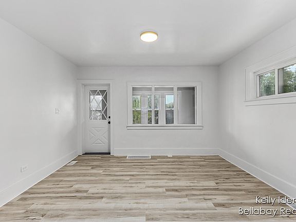 4th image of 941 Valley Ave NW