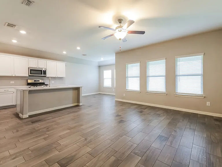922 Evergreen St — Photo 4