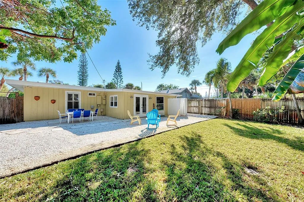 3 bed, 2.0 bath, 1290 sqft, $8,500 — Photo 2