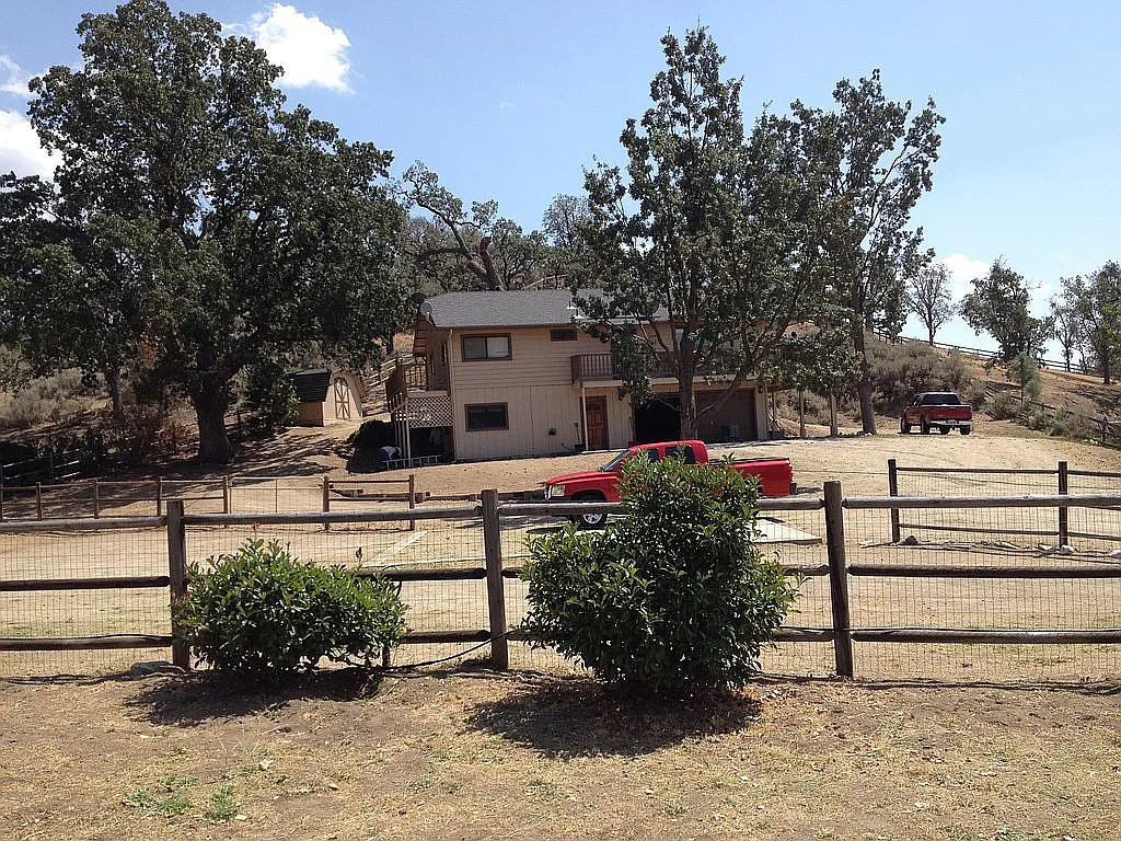 26000 Columbia Way photo 1