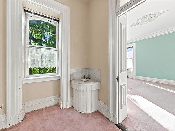 38th image of 904 Juliana St