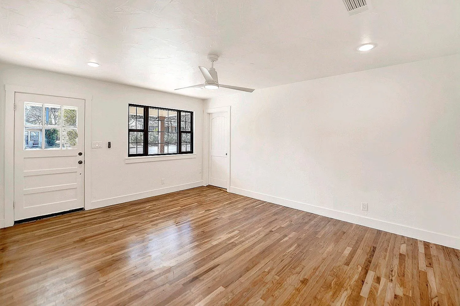 2 bed, 2.0 bath, 1269 sqft, $1,900 — Photo 2