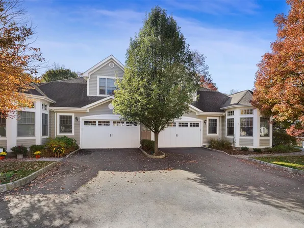 27 Glassbury Court, Mount Kisco, NY 10549