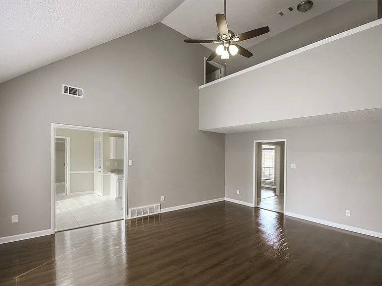 7611 Lowrance Rd — Photo 4