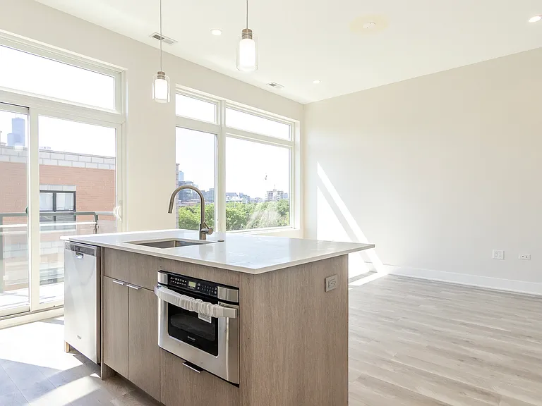 662 N Sangamon St #202 — Photo 5