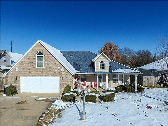 2nd image of 1011 E Green Acres Dr