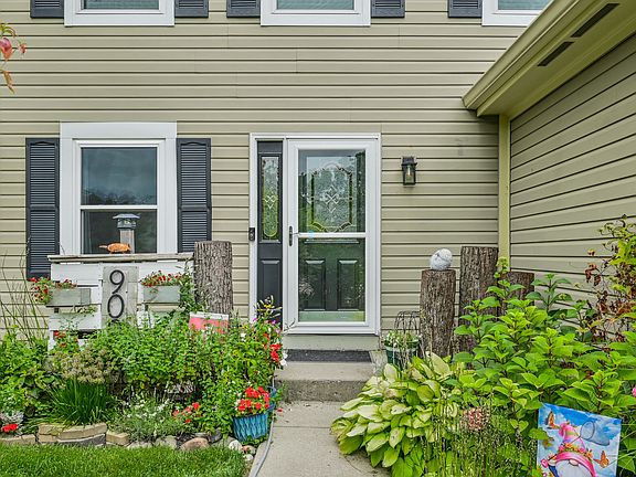 3rd image of 909 Farmview Ln