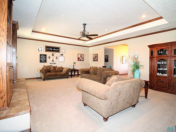 5th image of 102 Colonial Est