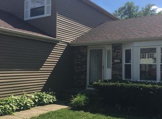 920 Fieldside Ln, Aurora, IL 60504