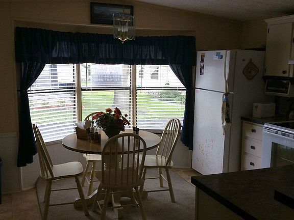 L Shape Eat In Kitchen with Large Bay Window