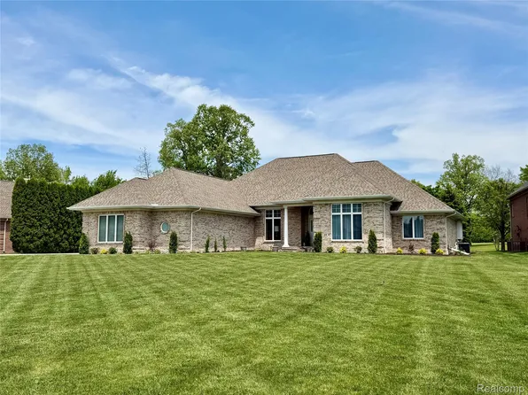 308 Fairway Ct, Saint Clair, MI 48079