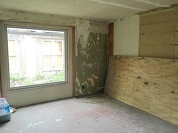3rd image of 2198 Barrymore Ave