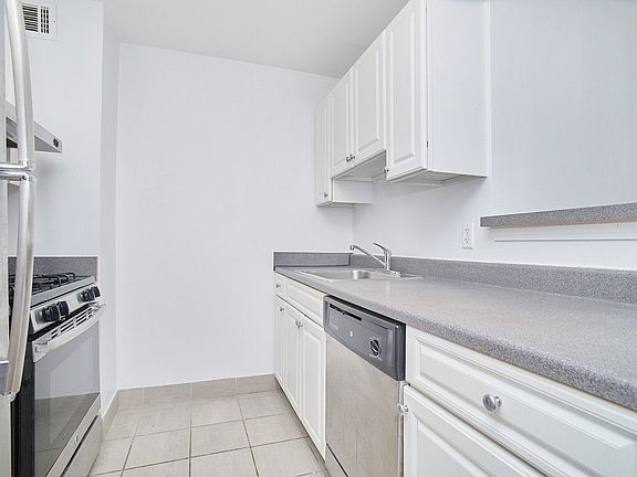 3rd image of 304 W 117th St #3Y