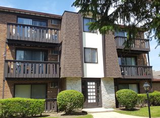 608 W 65th St APT 2, Westmont, IL 60559
