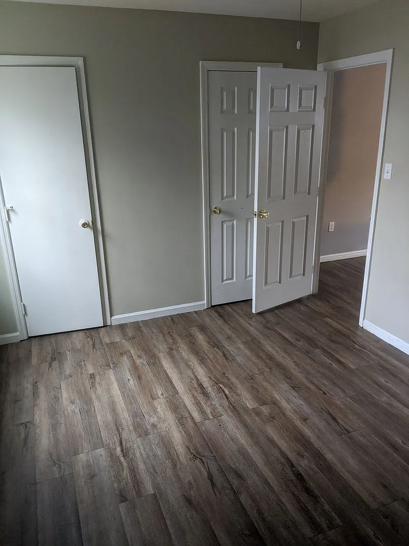 Colonial Apartments — Photo 3