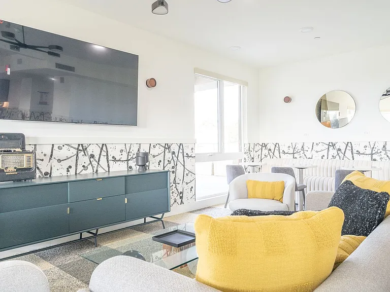 240 W Macarthur Blvd — Photo 13