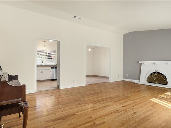 3rd image of 339 Viewpark Cir