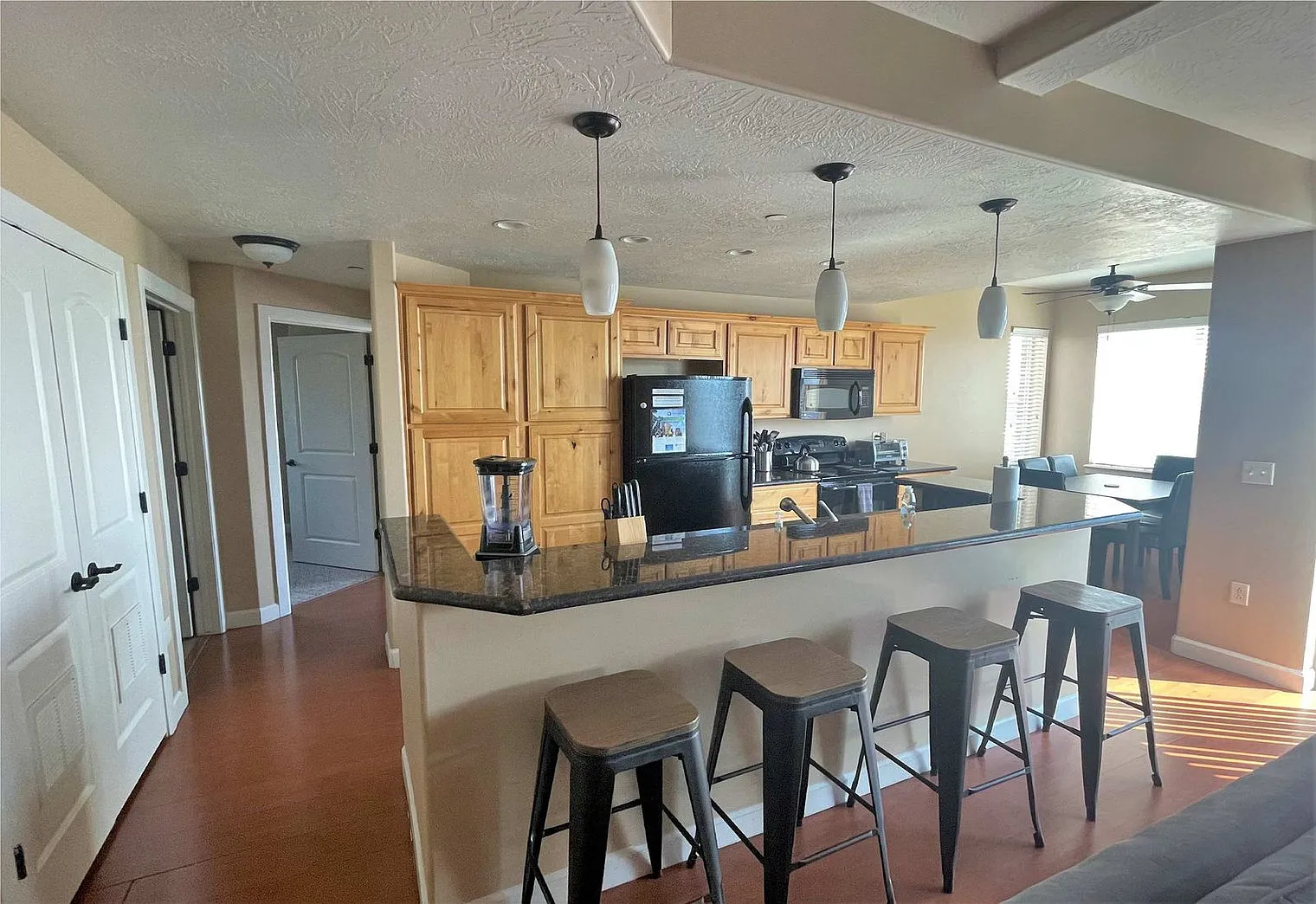3 bed, 2.0 bath, 1399 sqft, $5,814 — Photo 3