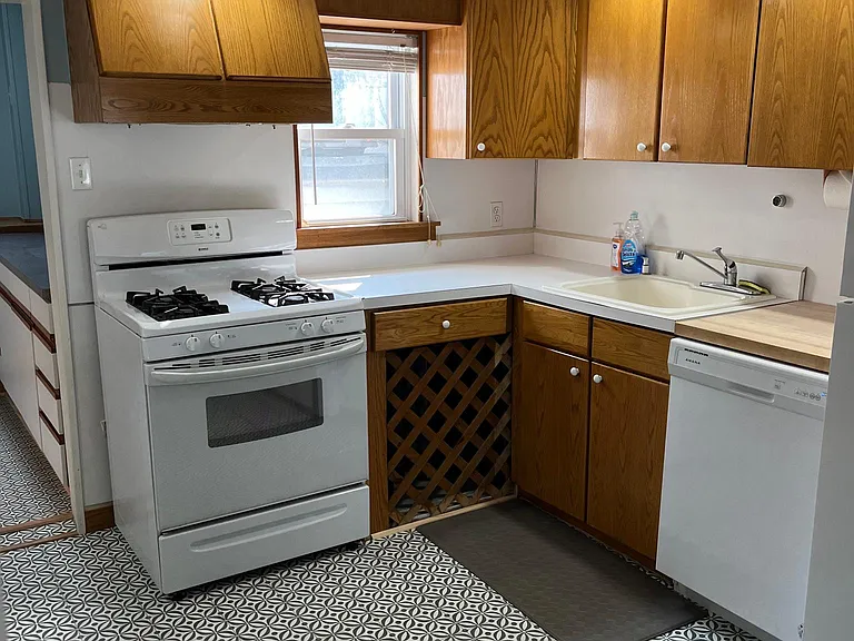 13 N Marion Ave — Photo 5