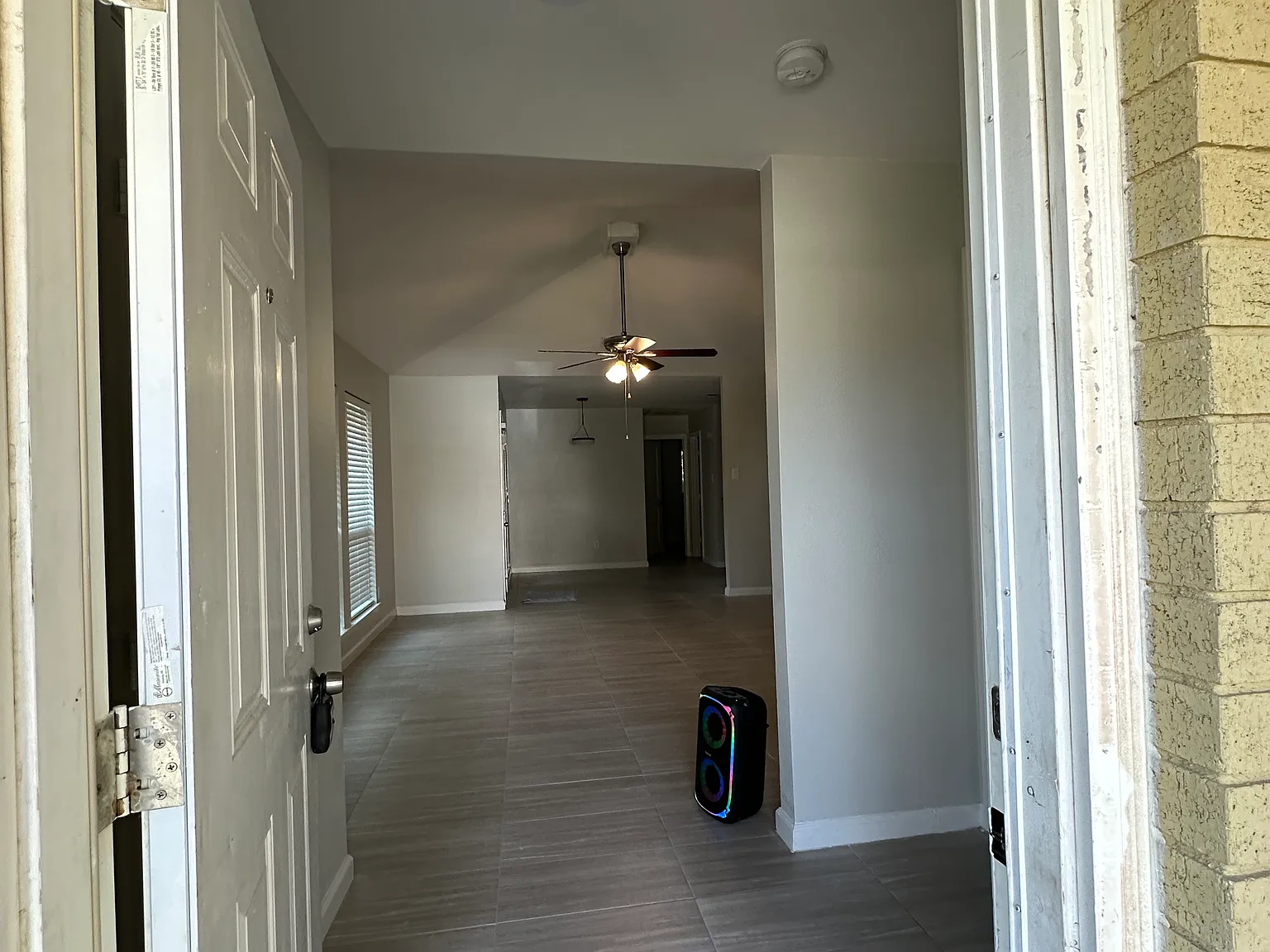 3 bed, 1185 sqft, $1,900 — Photo 2