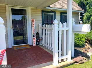 11 Verdant Rd, Levittown, PA 19057