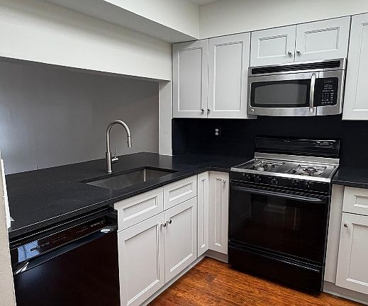 2nd image of 806 Wedgewood Way
