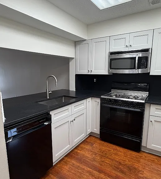 806 Wedgewood Way — Photo 2