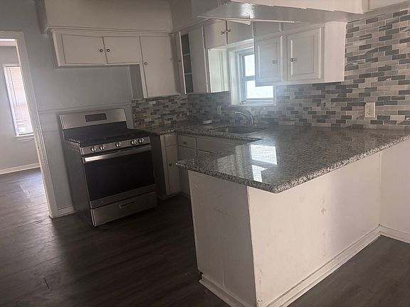 5th image of 715 Montclair Pl