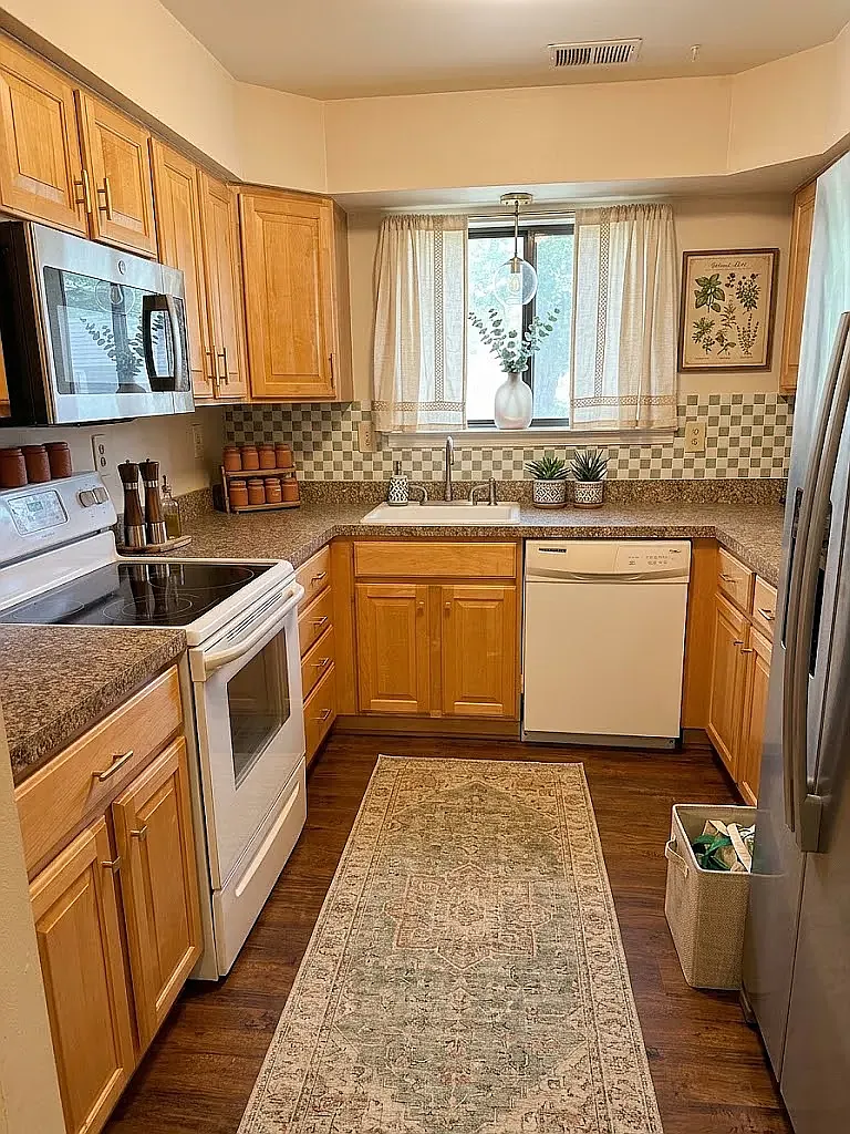 3 bed, 1326 sqft, $2,500 — Photo 3