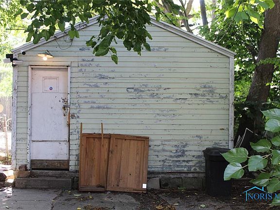 2nd image of 918 Clark St